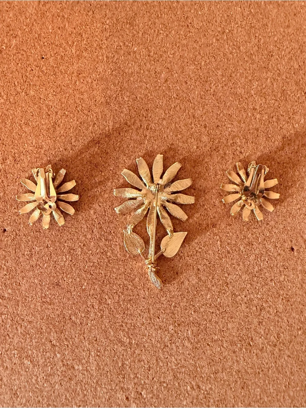 Vintage 1960s Enamel White Daisy Brooch Pin and Clip On Earrings Jewelry Set